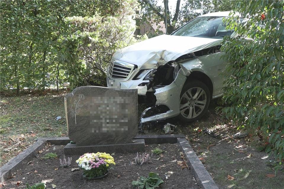 Infolge eines Ausweichmanövers durchbrach das Auto die Hecke eines Friedhofs. -/Nord-West-Media TV/dpa