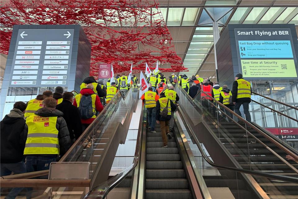 Infolge eines Warnstreiks im Tarifkonflikt mit der BER-Betreibergesellschaft kam der Flugbetrieb Mitte März für einen Tag vollständig zum Erliegen. (Archivbild)Anabel Giesbert/dpa