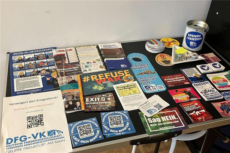 Infomaterial im Büro der Deutschen Friedensgesellschaft. Sandra Trauner/dpa