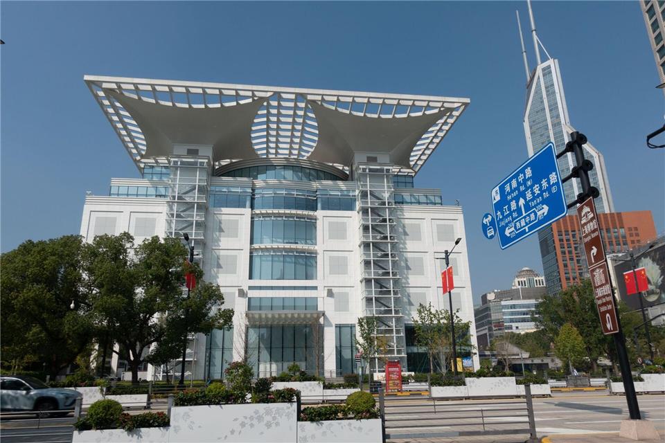 Informiert zu Entwicklung und Zukunft der Metropole: die Ausstellungshalle für Stadtplanung von Shanghai.Andreas Drouve/dpa-tmn