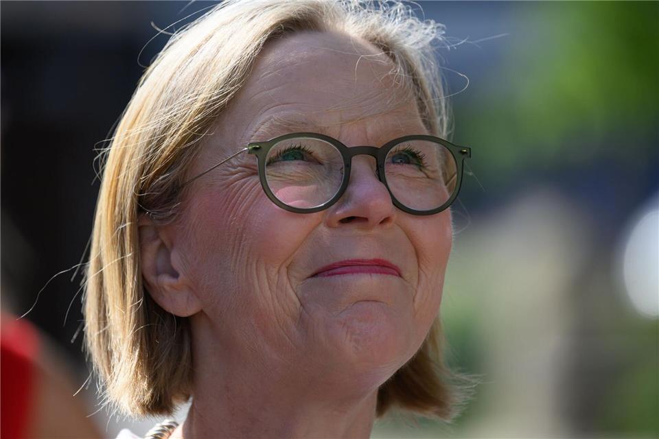 Infrastrukturministerin Regina Kraushaar (CDU) fordert mehr Tempo beim Ausbau von Schienenverbindungen in Ostdeutschland. (Archivbild) Robert Michael/dpa