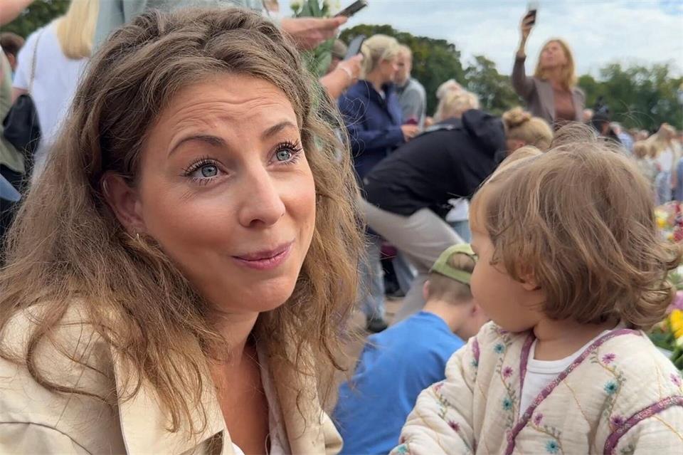 Ingeborg Skomedal Torvanger wollte mit ihrer Tochter Lara in diesen historischen Tagen gemeinsam mit anderen Norwegern trauern. Julia Wäschenbach/dpa