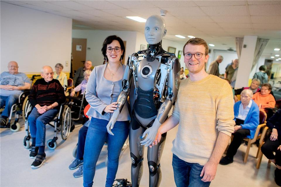 Ingenieurin Celia Nieto Agraz und Neuropsychologe Björn Holtze forschen mit Roboter „Ameca“.Hauke-Christian Dittrich/dpa