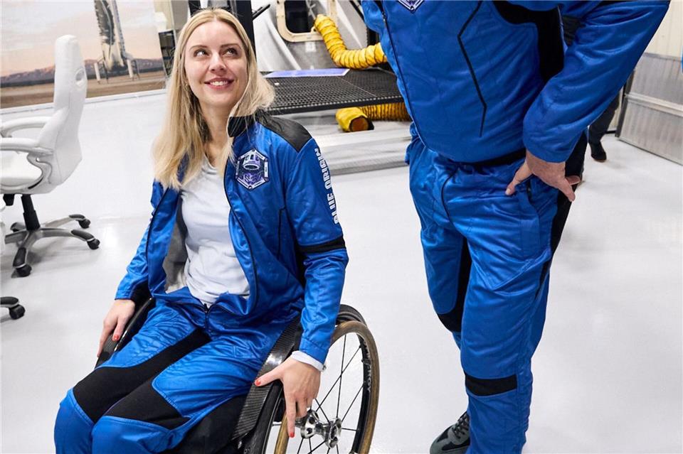 Ingenieurin Michaela Benthaus und der pensionierte Manager Hans Koenigsmann sind die beiden Deutschen an Bord der Blue-Origin-Rakete.Uncredited/Blue Origin/AP/dpa
