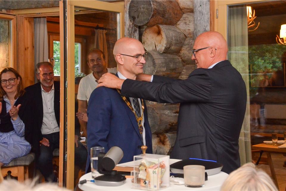 Ingo Bülow (rechts) legt dem neuen Präsidenten des Rotary Club Lippe-Issel, Stephan Proff, die Präsidentenkette an. 