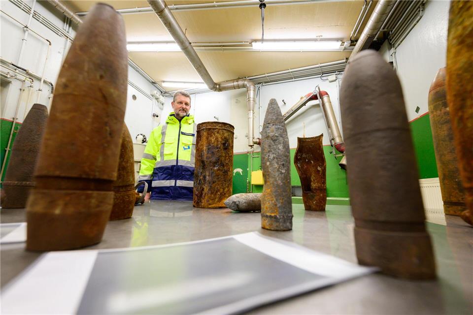 Ingo Schories, Leiter der Abteilung Vernichtung von Munition und Explosivstoffen bei der GEKA, steht neben verschiedenen Munitionstypen.Philipp Schulze/dpa