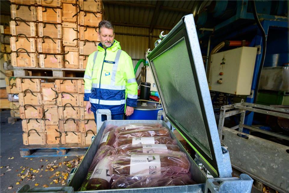 Ingo Schories, Leiter der Abteilung Vernichtung von Munition und Explosivstoffen bei der GEKA steht neben einer Kiste mit Giftgasgranaten.Philipp Schulze/dpa