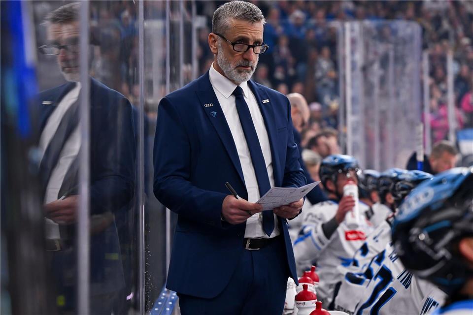 Ingolstadt-Coach Mark French erlebt ein 7:2 gegen München - der Sport wurde aber zur Nebensache. (Archivbild)Sven Hoppe/dpa