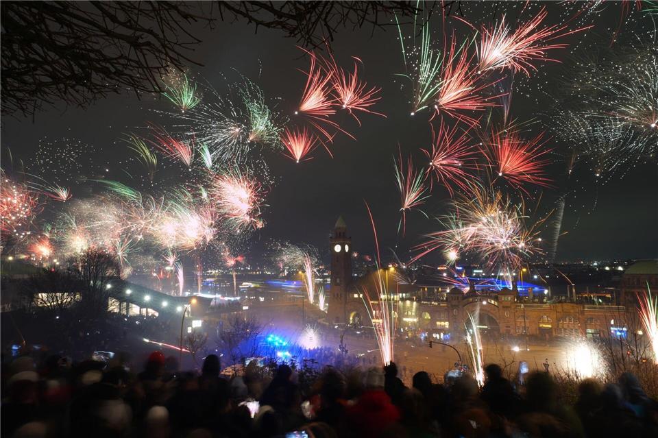 Initiativen und Verbände fordern ein Verbot von privatem Feuerwerk. (Archiv)Marcus Brandt/dpa