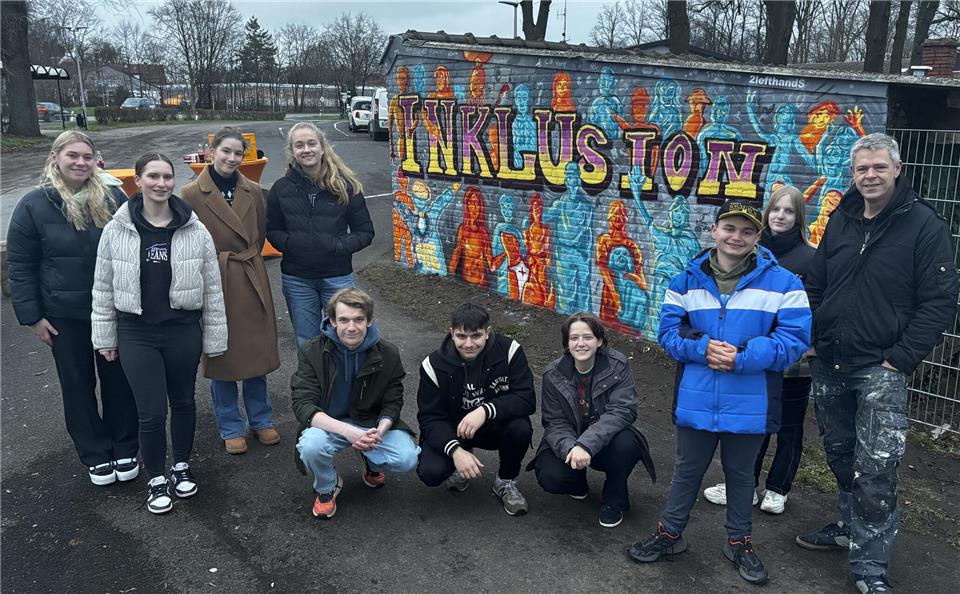 Initiatoren und Teilnehmer des Kunstprojeks vor der Graffiti-Wand: Charlotte Boonk (von links), Vanessa Link, Mia Bokeloh, Norah Michels, Alwin Lenting, Afdullah Alferdi, Theo Koch, Julian Schadi, Sarah Wörmann und Benjamin Siems.