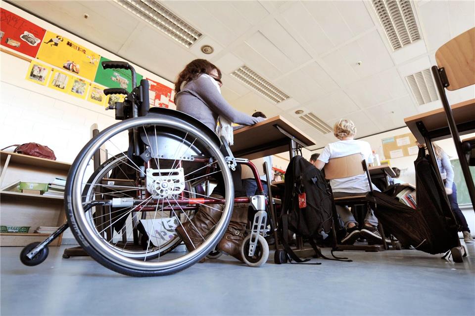 Lehrer: Zu schlechte Bedingungen für Inklusion an Schulen Inklusion scheitert oftmals schon an einem barrierefreien Zugang zum Klassenzimmer (Symbolbild).Holger Hollemann/dpa