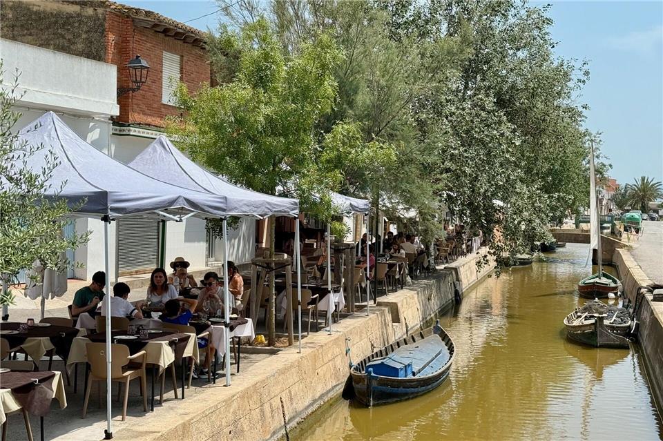 Inmitten der Reisfelder liegt das Dorf El Palmar - hier ist die Auswahl an Restaurants groß.Wolfgang Stelljes/dpa-tmn