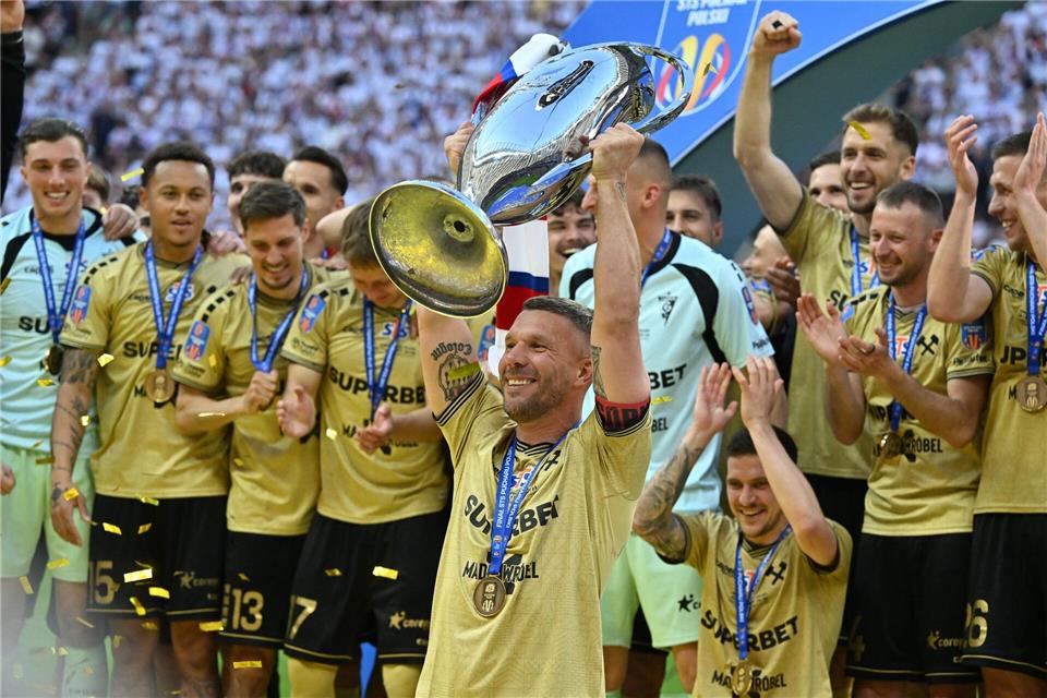Inmitten des Jubels von Gornik Zabrze: Ex-Nationalspieler Lukas Podolski. Piotr Nowak/PAP/dpa