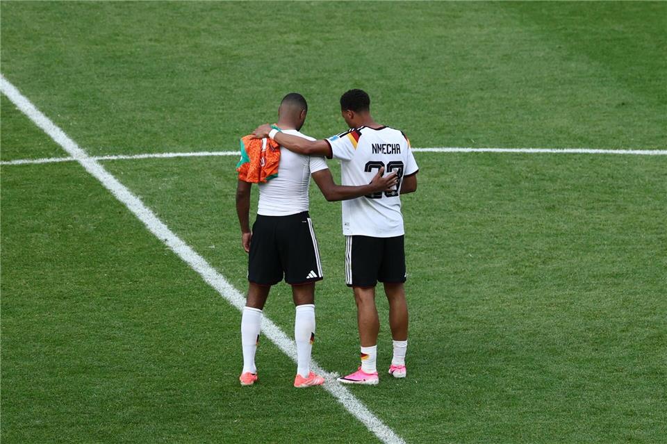 Innehalten nach dem Spiel: Jonathan Tah (l) und Felix Nmecha.Christian Charisius/dpa