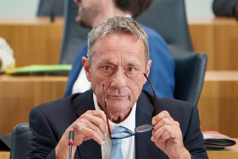 Innenminister Achim Schwickert ist seit Mai Teil der neuen Landesregierung. Andreas Arnold/dpa