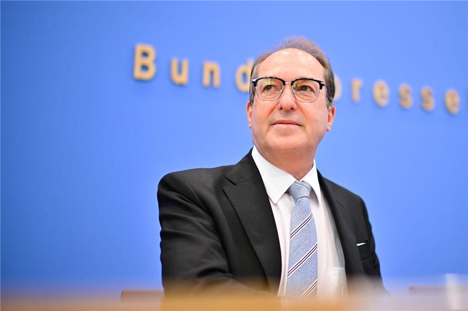 Innenminister Alexander Dobrindt (CSU) kündigte an, dass die im Koalitionsvertrag mit der SPD vereinbarte dreimonatige Speicherung von IP-Adressen zügig umgesetzt wird.Sebastian Christoph Gollnow/dpa
