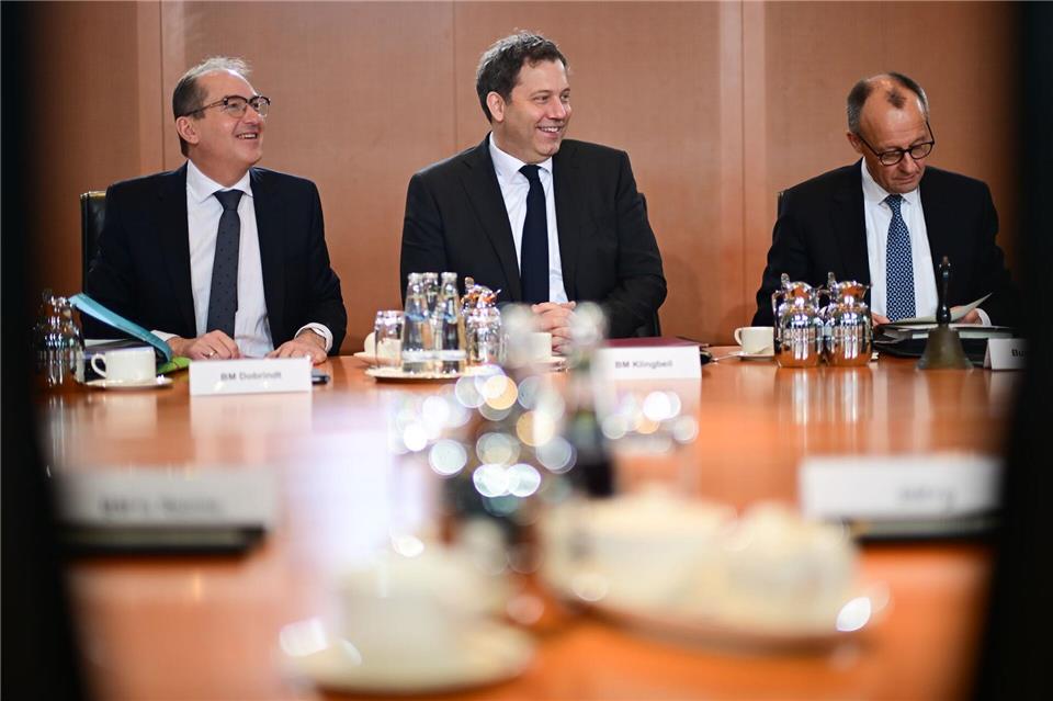 Innenminister Alexander Dobrindt (CSU) trägt in der Bundesregierung unter anderem für Migrationsfragen, innere Sicherheit und Bevölkerungsschutz die Verantwortung. (Archivfoto)Sebastian Christoph Gollnow/dpa