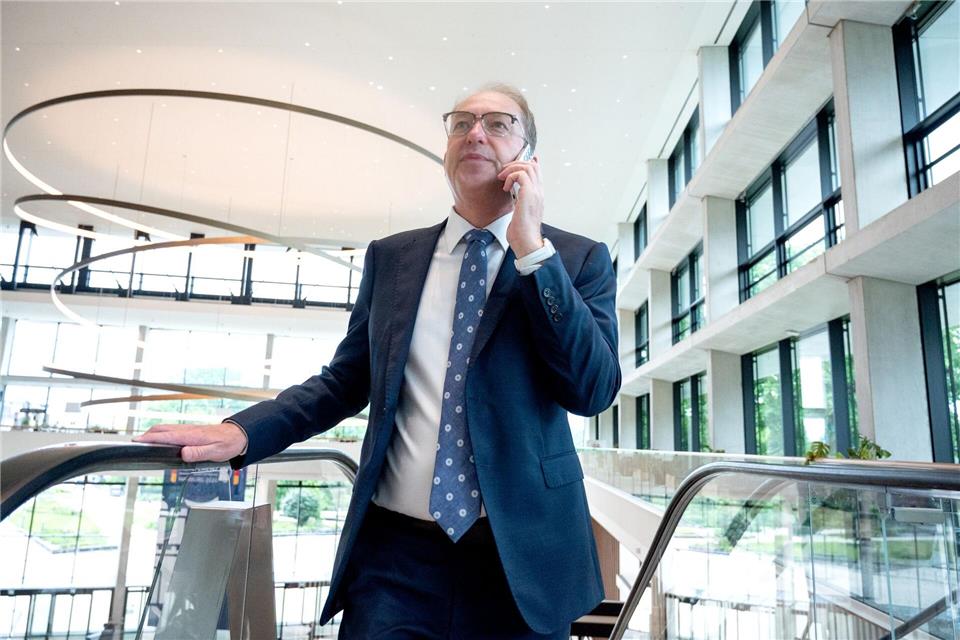 Innenminister Alexander Dobrindt (CSU) und die Landesminister wollen härter durchgreifen. Daniel Bockwoldt/dpa