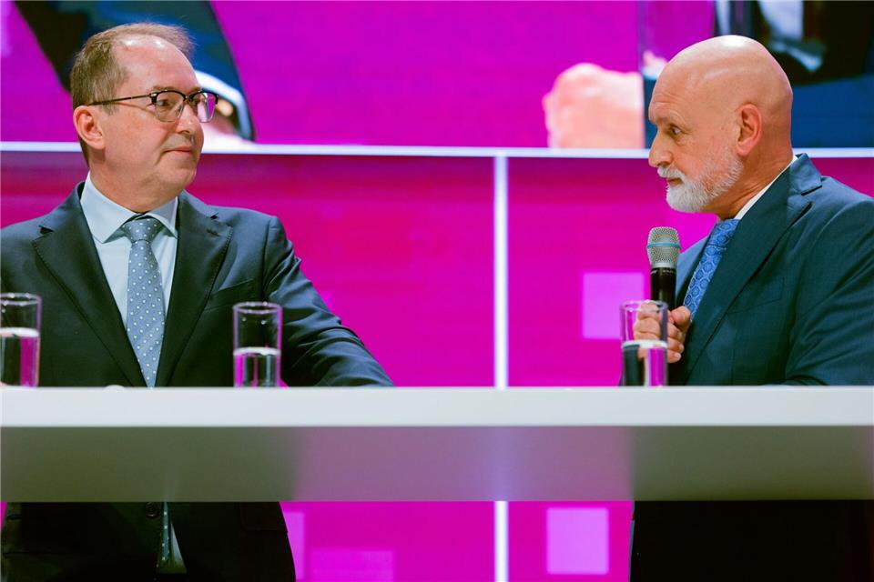 Innenminister Alexander Dobrindt (CSU) war beim dbb mit dessen Chef Volker Geyer im Gespräch. Rolf Vennenbernd/dpa