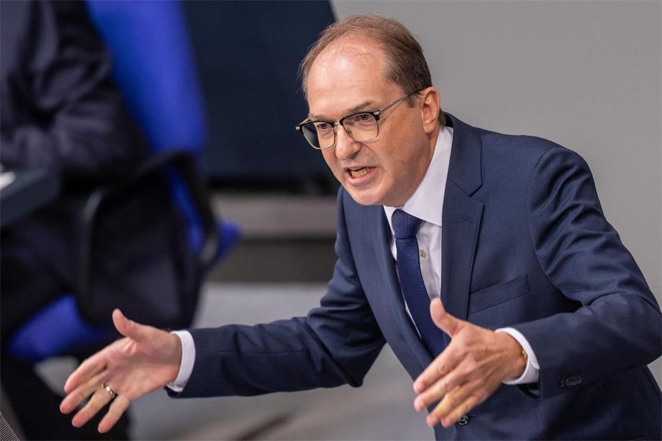 Innenminister Alexander Dobrindt rechnet mit weiteren hybriden Angriffen auf Ziele in Deutschland. Michael Kappeler/dpa