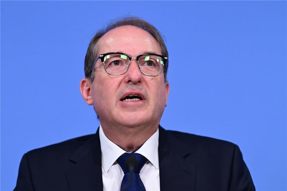 Innenminister Alexander Dobrindt will nach eigener Aussage Abschiebungen nach Afghanistan weiter vorantreiben. Sebastian Gollnow/dpa