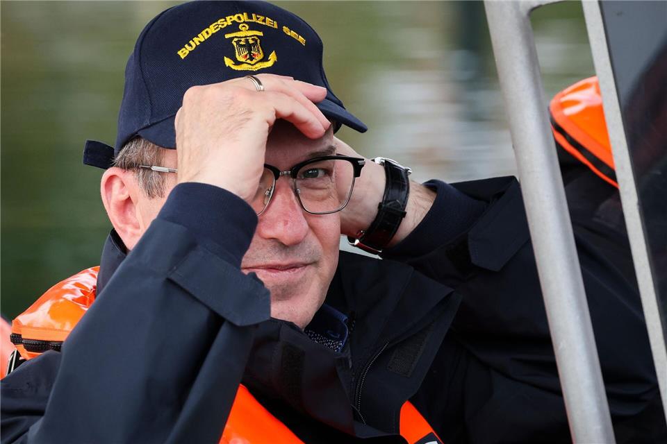 Dobrindt: Neue Bedrohungslage für Bundespolizei See Innenminister Alexander Dobrindt zu Besuch bei der Bundespolizei See.Christian Charisius/dpa
