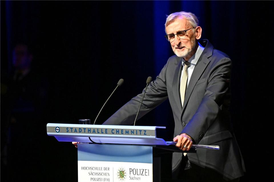 205 neue Kommissare bei sächsischer Polizei Innenminister Armin Schuster (CDU) beglückwünschte die Absolventen zum erfolgreichen Abschluss.Jennifer Brückner/dpa