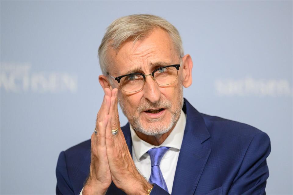 Innenminister Armin Schuster (CDU) hält mit Blick auf Drohnenattacken eine Risikoanalyse für unverzichtbar.  Robert Michael/dpa