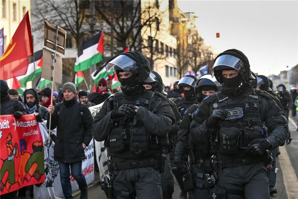 Innenminister Armin Schuster (CDU) verschafft sich vor Ort ein Bild von der Demonstrationslage in LeipzigHeiko Rebsch/dpa