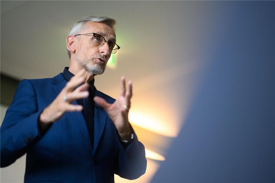 Innenminister Armin Schuster sieht in der Reform des EU-Asylrechts klare Vorteile für Betroffene. Robert Michael/dpa