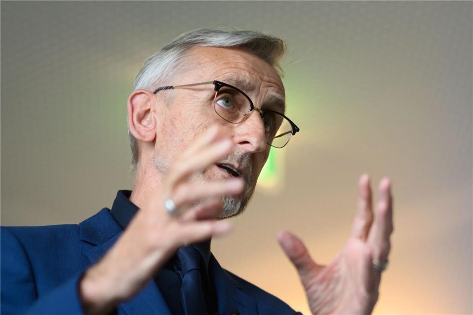 Innenminister Armin Schuster sieht in der Reform des EU-Asylrechts klare Vorteile für Betroffene. Robert Michael/dpa