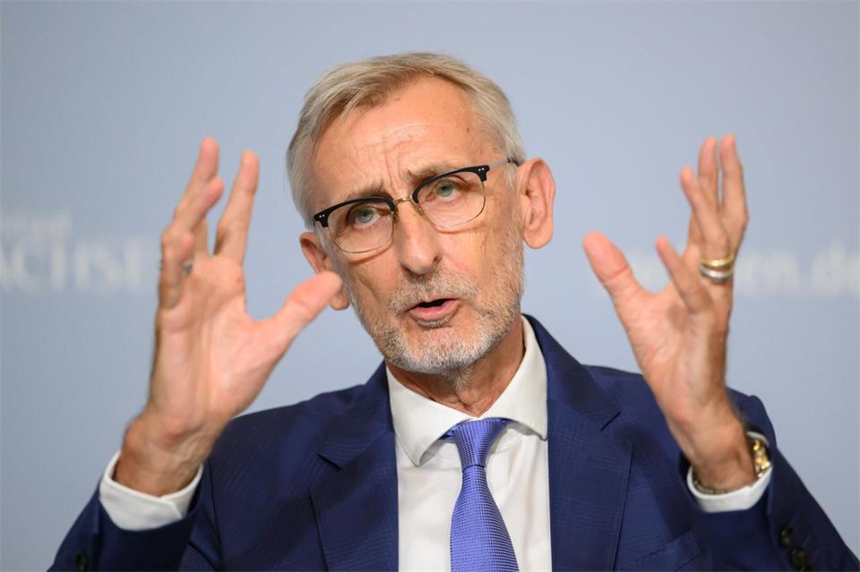 Innenminister Armin Schuster verweist auf steigende Zahlen bei politisch motivierten Straftaten von Kindern und Jugendlichen.Robert Michael/dpa