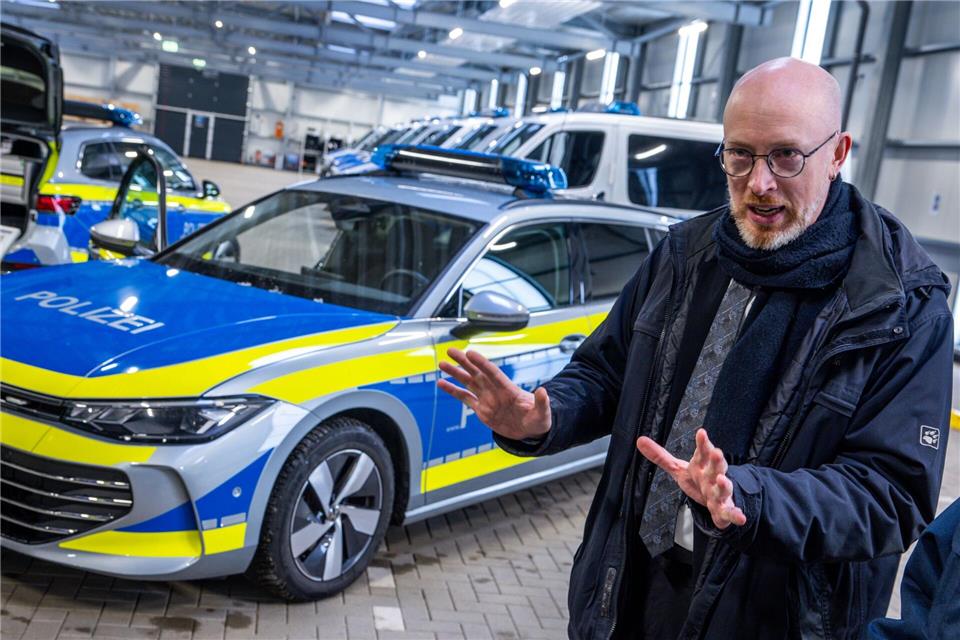 Innenminister Christian Pegel (CDU) war bei der Übergabe der neuen Polizeiautos dabei.Jens Büttner/dpa