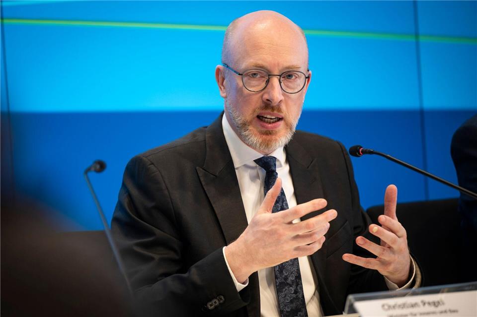 Innenminister Christian Pegel (SPD) hat die polizeiliche Kriminalstatistik für 2025 in Schwerin vorgestellt.Philip Dulian/dpa