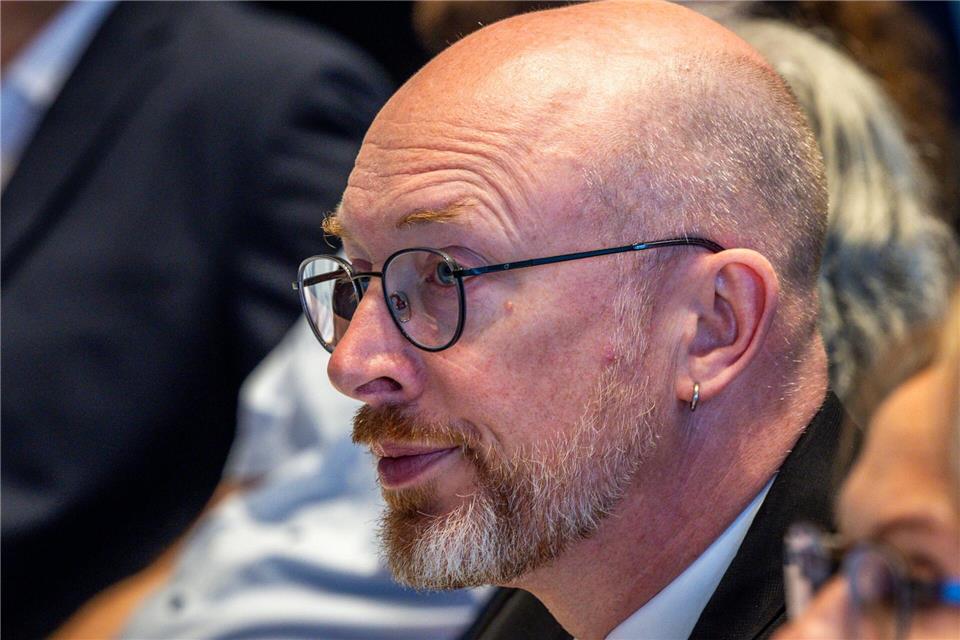 Innenminister Christian Pegel (SPD) hat im Innenausschuss des Landtags zur umstrittenen Turbo-Beförderung eines leitenden Mitarbeiters und zu staatsanwaltschaftlichen Durchsuchungen ausgesagt. Jens Büttner/dpa