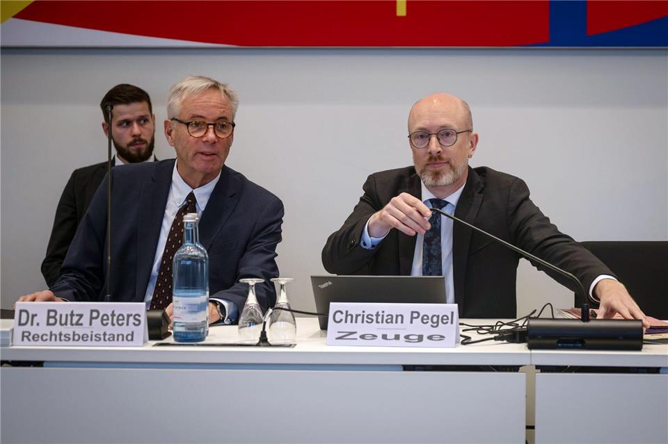 Innenminister Christian Pegel (SPD) hat zwei Stunden am Stück im Untersuchungsausschuss über seine Erinnerungen an die Gründungsumstände der Klimaschutzstiftung Mecklenburg-Vorpommern referiert.Philip Dulian/dpa