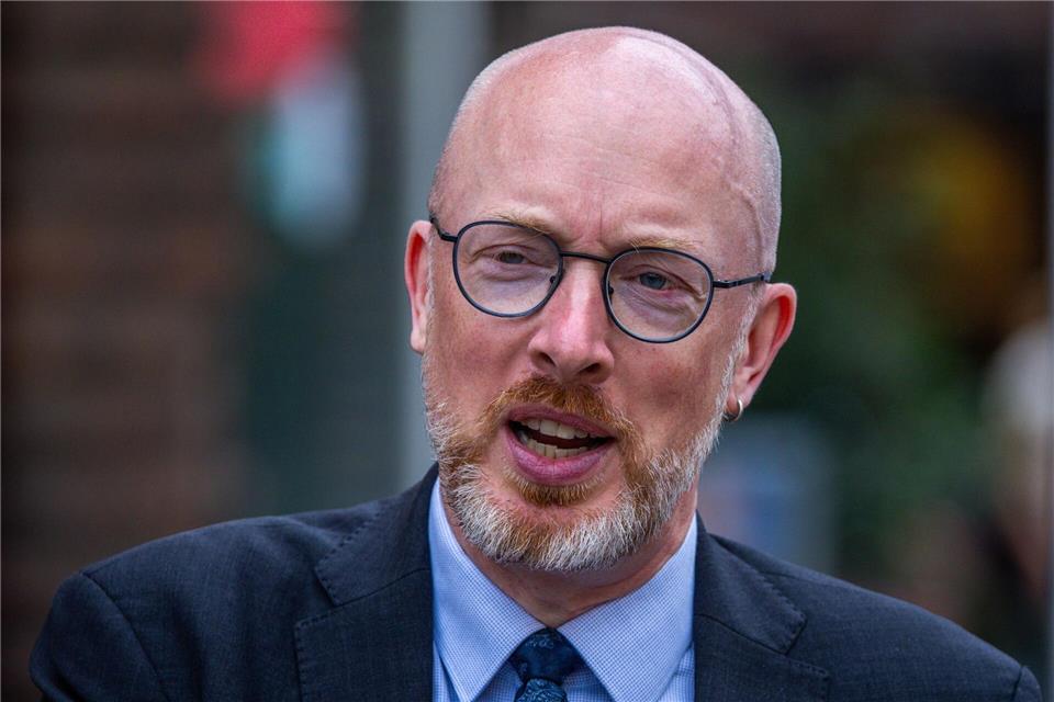 Innenminister Christian Pegel (SPD) sieht sich wegen der Turbo-Beförderung eines Beamten Rücktrittsforderungen ausgesetzt. (Archivbild)Jens Büttner/dpa