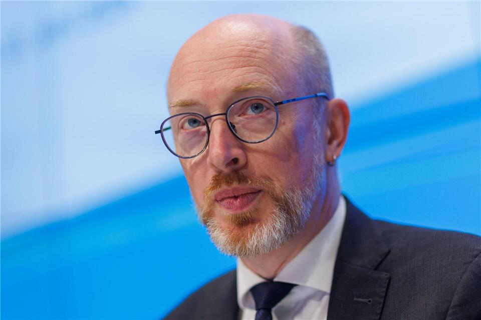 Innenminister Christian Pegel (SPD) will jeden einzelnen tödlichen Verkehrsunfall untersuchen lassen. (Archivbild)Jens Büttner/dpa