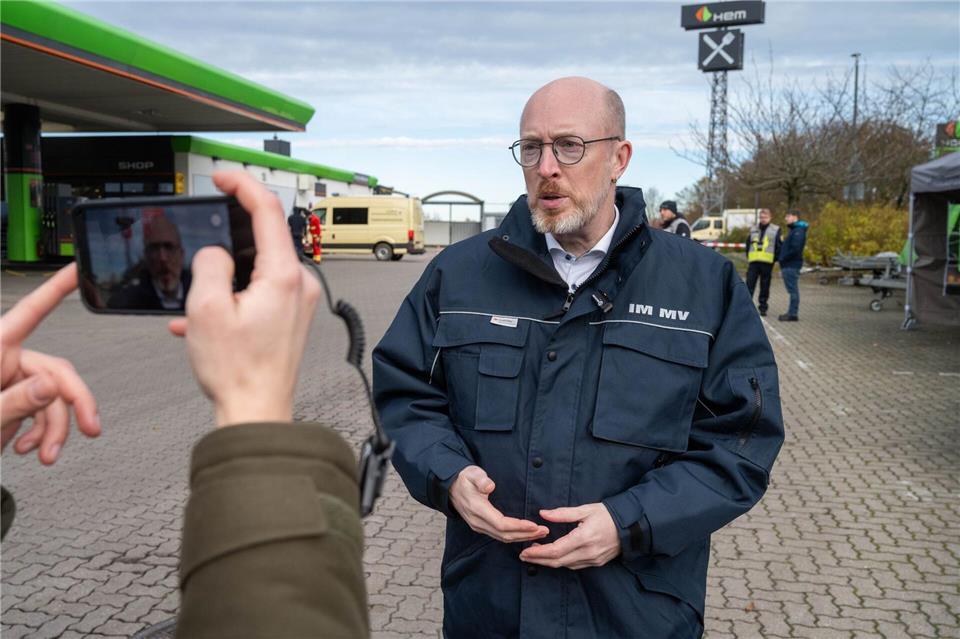 Innenminister Christian Pegel informiert sich über den Ablauf der Übung.Stefan Sauer/dpa