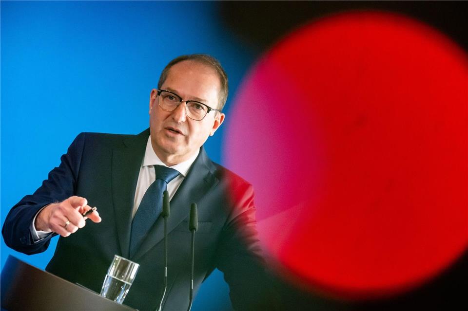 Innenminister Dobrindt hatte den Verein wenige Tage nach Amtsantritt verboten. (Archivbild)Michael Kappeler/dpa