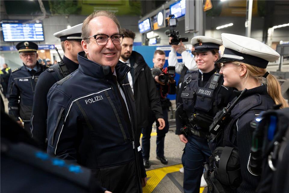 Innenminister Dobrindt kündigte den Ausbau der Videoüberwachung an Bahnhöfen an. Peter Kneffel/dpa