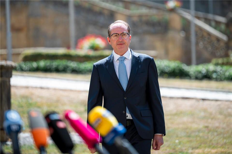 Innenminister Dobrindt plädiert für Ausweitung der Überwachungsmöglichkeiten. Daniel Vogl/dpa