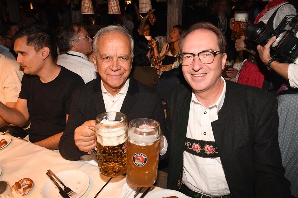 Innenminister Dobrindt stößt mit sein italienischen Kollegen Piantedosi an. Felix Hörhager/dpa