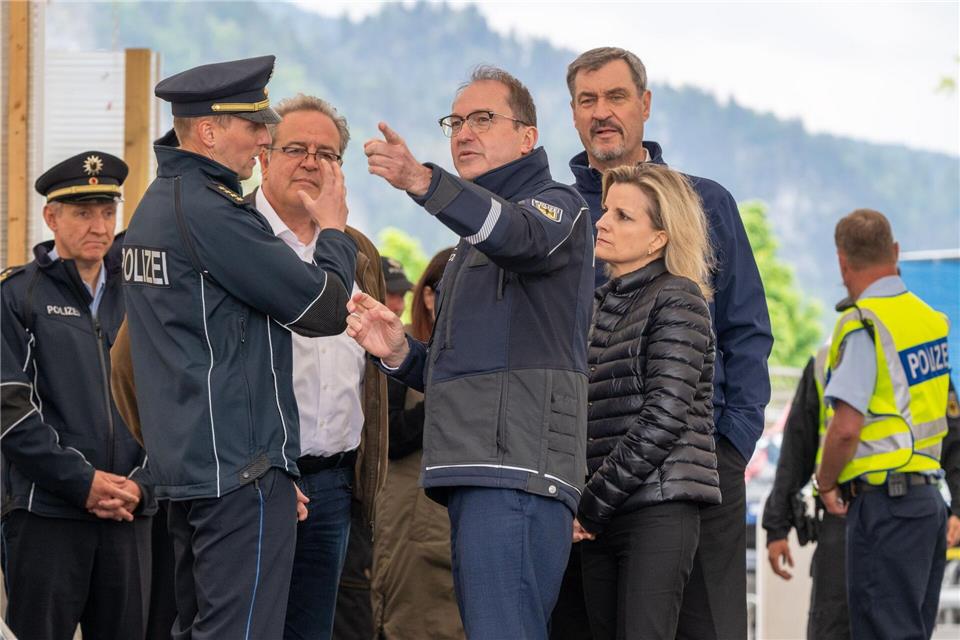 Innenminister Dobrindt wertet die Verschärfung der Grenzkontrollen als Erfolg.Peter Kneffel/dpa