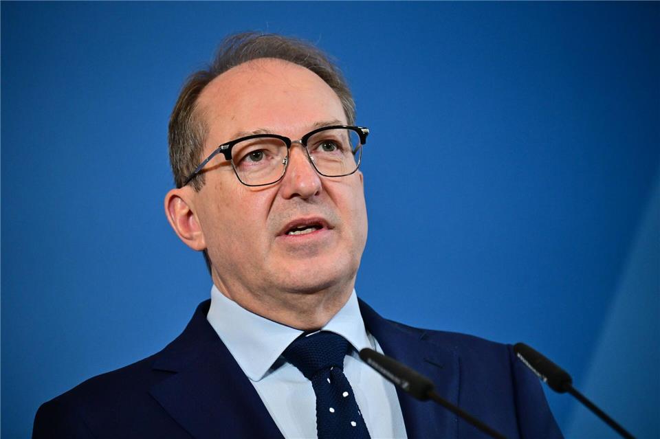 Innenminister Dobrindt will die Flughäfen in Deutschland besser vor Störungen durch Drohnen schützen. (Archivbild)Sebastian Christoph Gollnow/dpa
