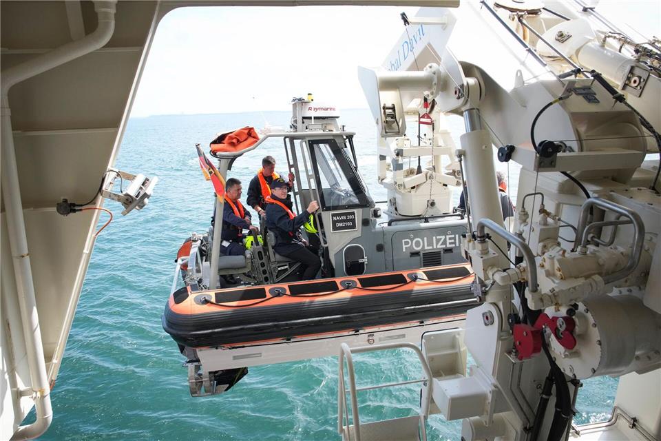 Dobrindt: Neue Bedrohungslage für Bundespolizei See Innenminister Dobrindt wird in einem Schnellboot an Bord der „Neustadt“ gehievt.Christian Charisius/dpa