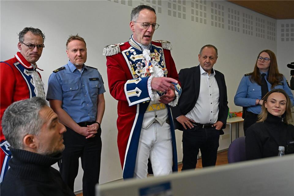 Innenminister Ebling (Mitte) informiert sich im Polizeipräsidium Mainz über die aktuelle Lage. Michael Brandt/dpa