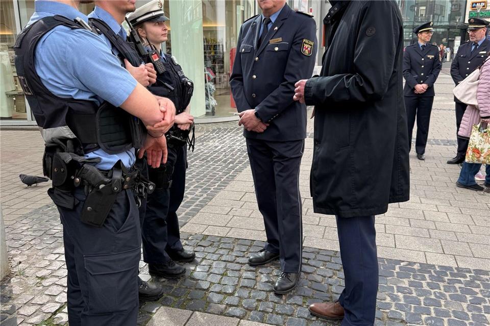 Innenminister Ebling (ganz rechts) machte sich gemeinsam mit Polizeipräsident Kästner ein Bild von der Lage. Christian Schultz/dpa