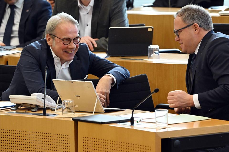 Innenminister Georg Maier (SPD) und Ministerpräsident Mario Voigt können lachen. Die AfD scheiterte mit einem Landtags-Antrag, Maier zu entlassen. Martin Schutt/dpa