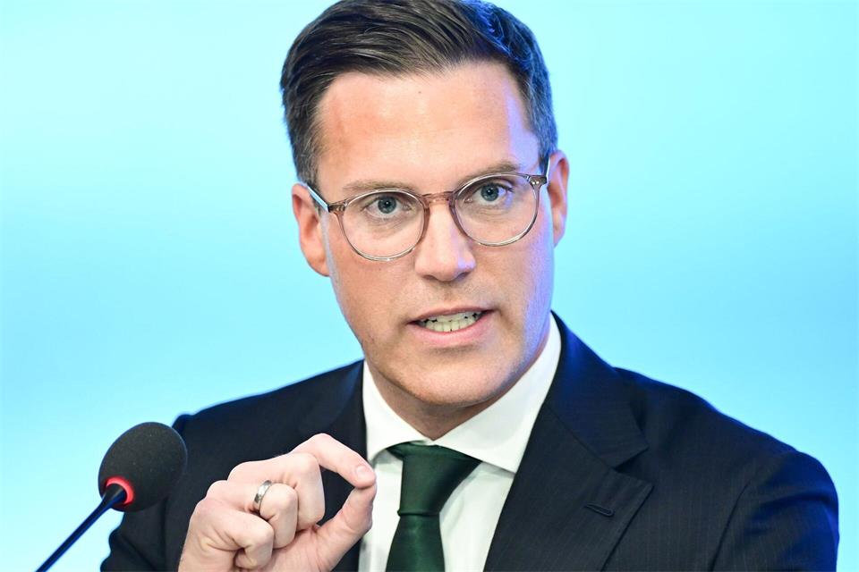 Innenminister Hagel will über die Vorkommnisse beim Pokalspiel in Mannheim sprechen. (Archivbild)Bernd Weißbrod/dpa